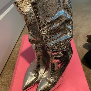 Woman’s Texas Paris’s boot worn once